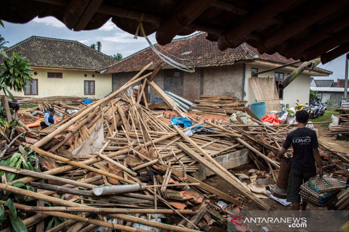 Pidie Aceh "diterjang" hujan es dan puting beliung