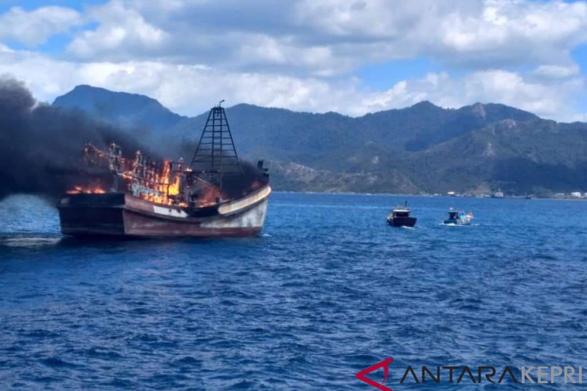 TNI AL bakar kapal ikan asing  di Natuna