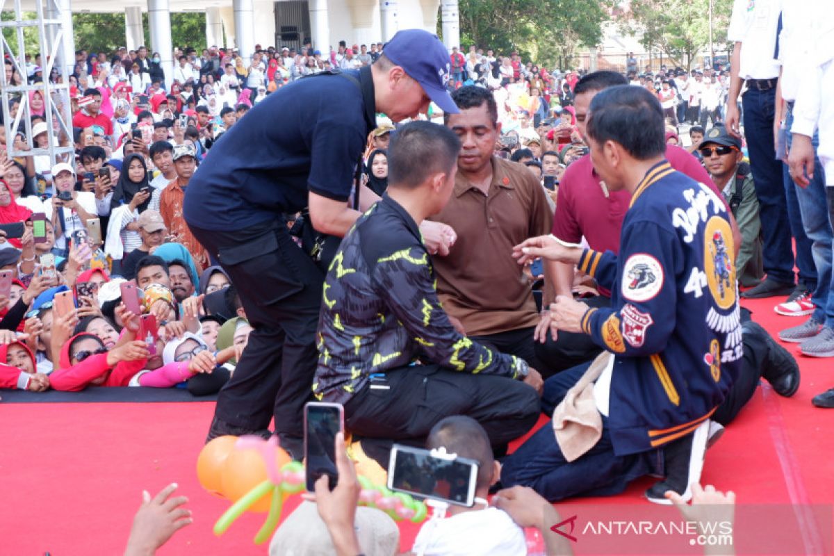 Tangan Jokowi tercakar saat dikerubuti warga di Kendari
