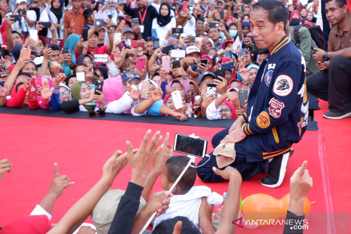 Jokowi traktir warga makan bakso selagi jalan pagi di Kendari