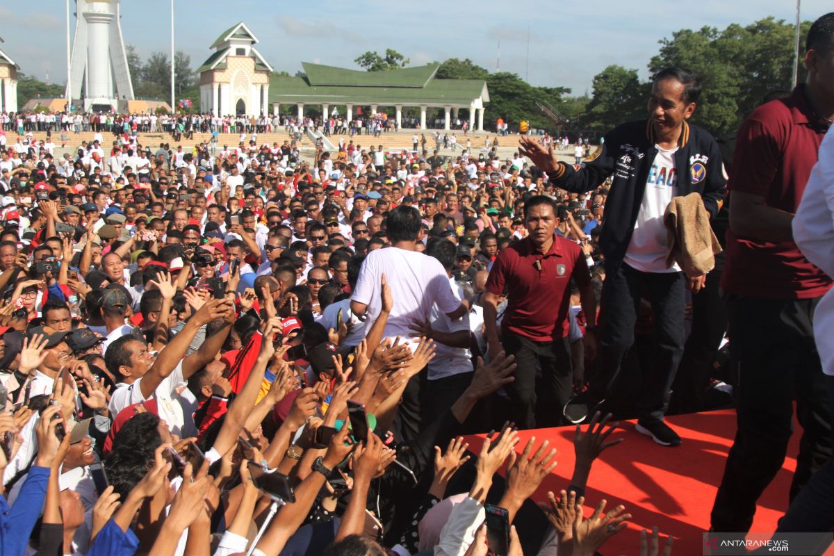 Thousands of Kendari`s residents join Jokowi`s fun walk
