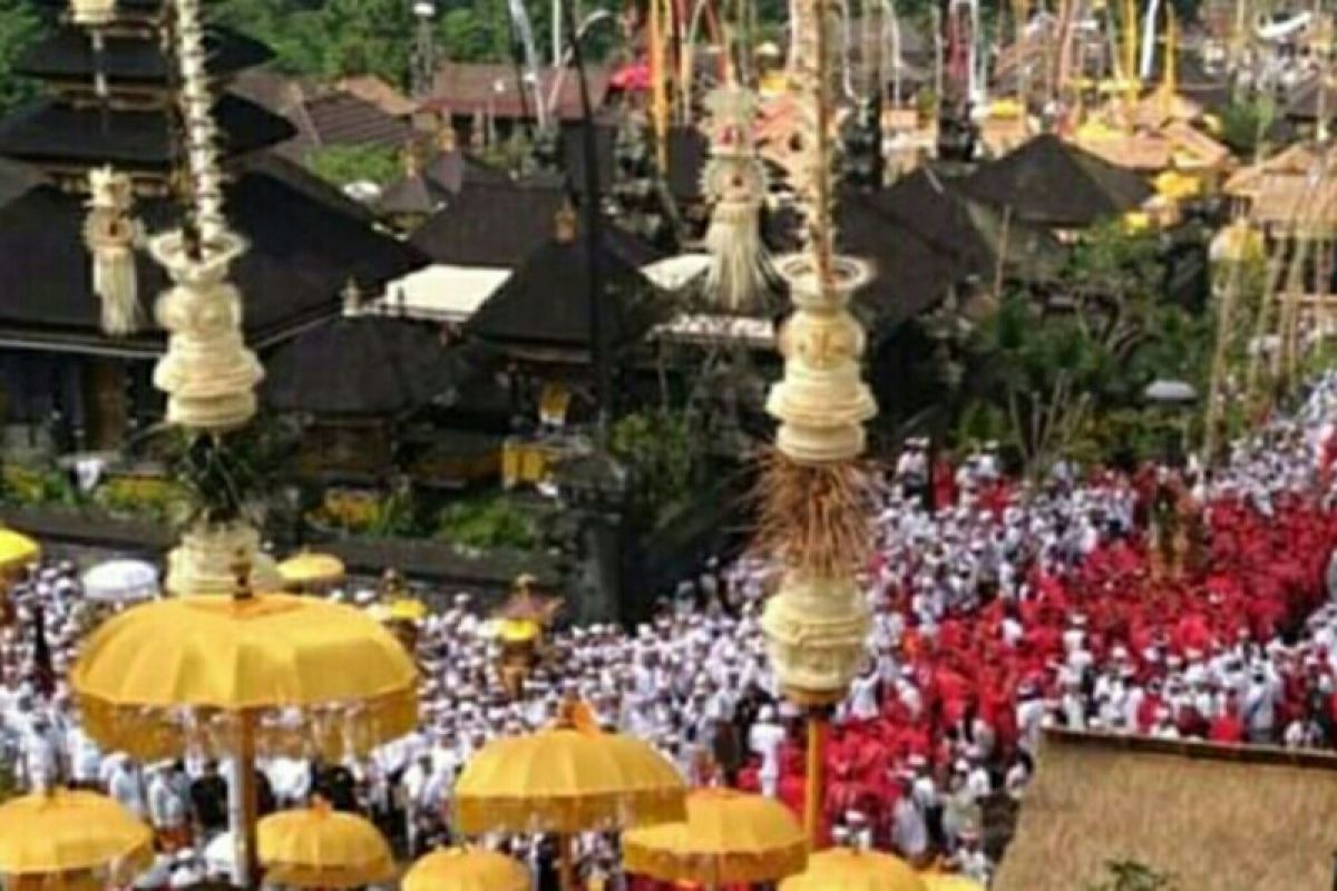 Ribuan umat Hindu ikuti prosesi Melasti Pura Besakih