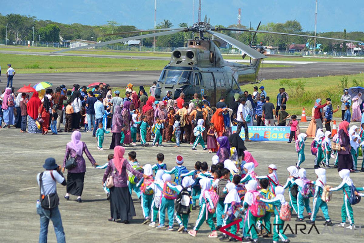 Ribuan pelajar antusias saksikan atraksi pesawat tempur F16