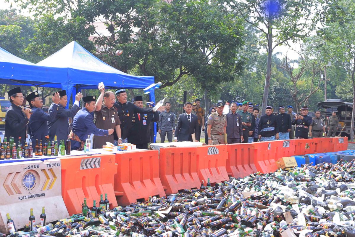 Satpol PP Sita 12.415 Botol Miras Selama Setahun