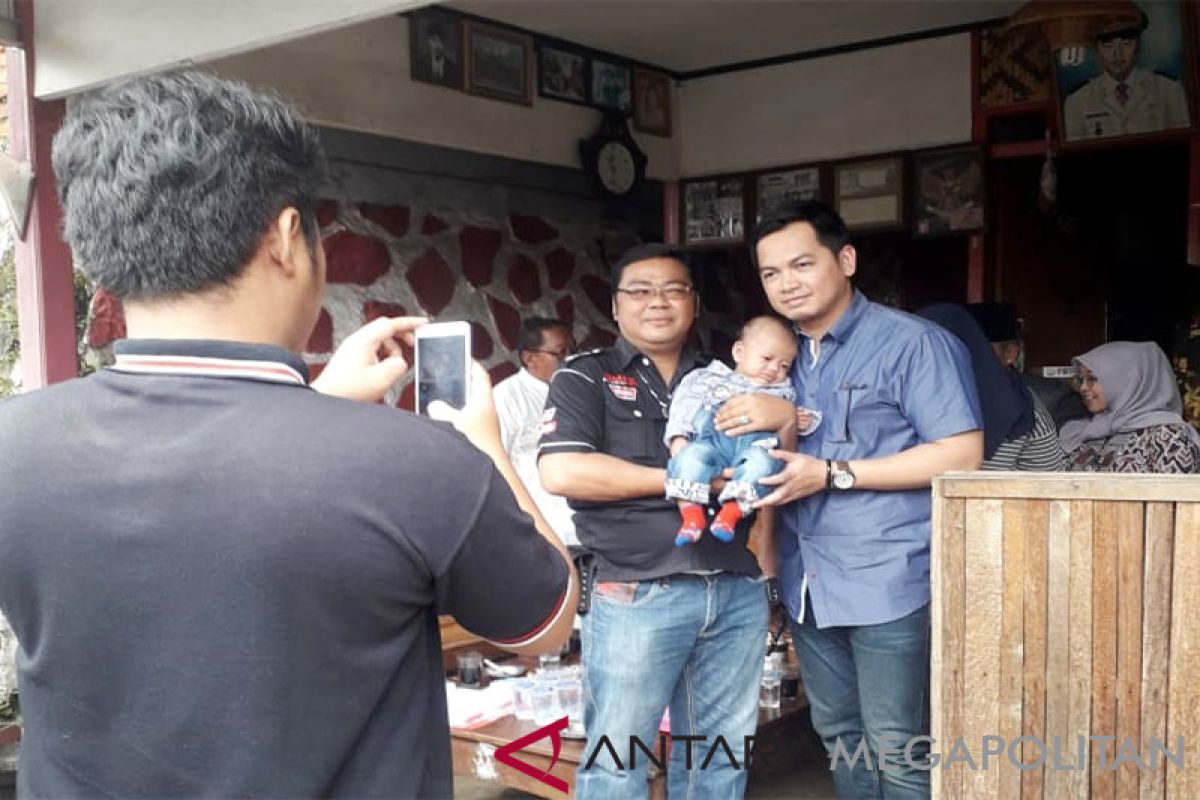 Warga 'buru' Tommy Kurniawan untuk foto bareng