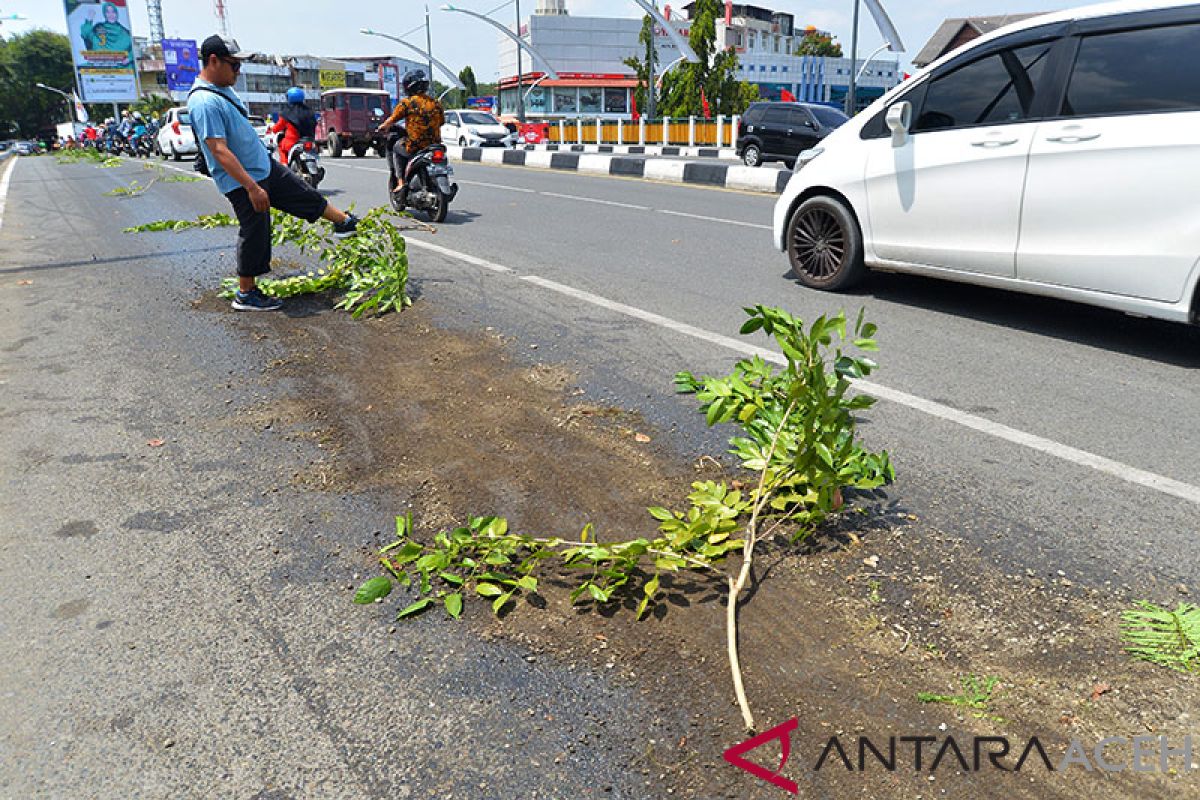 Tumpahan minyak pelumas ancam pengendara