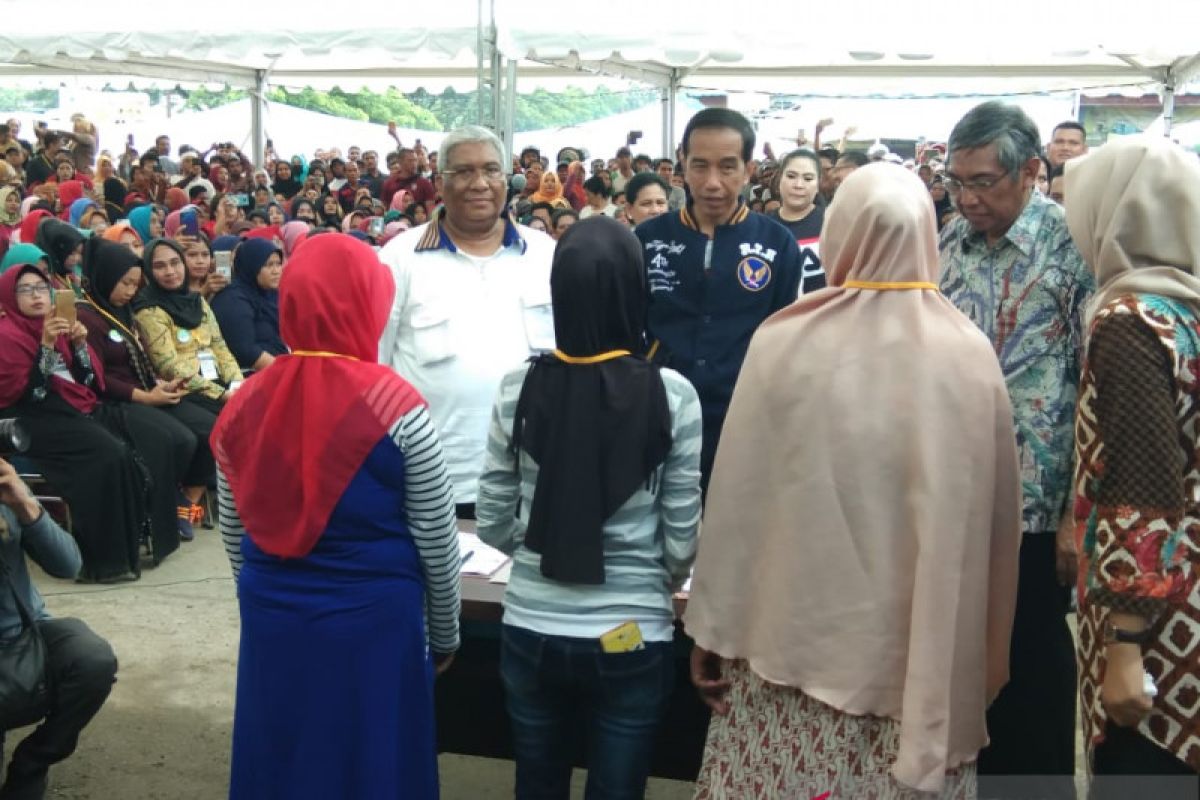 Jokowi ke TPI Sodohoa Kendari, semangati ibu-ibu pelaku usaha mikro