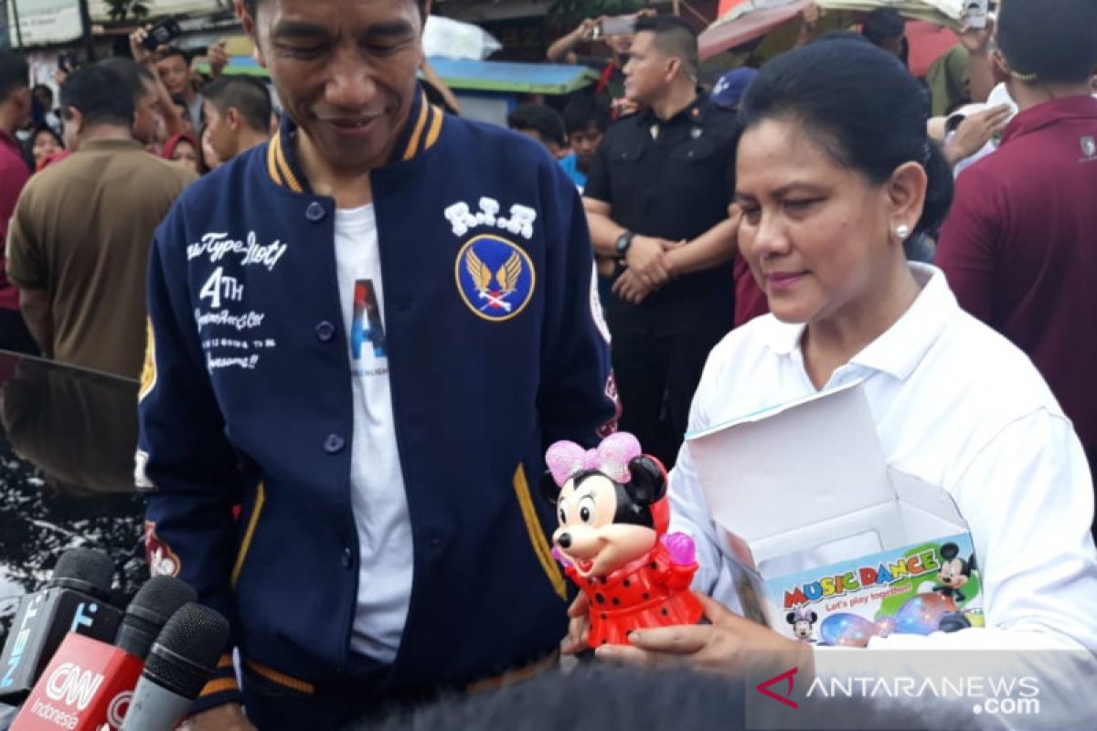 Jokowi belanja untuk cucu di Pasar Sentral Kota Kendari