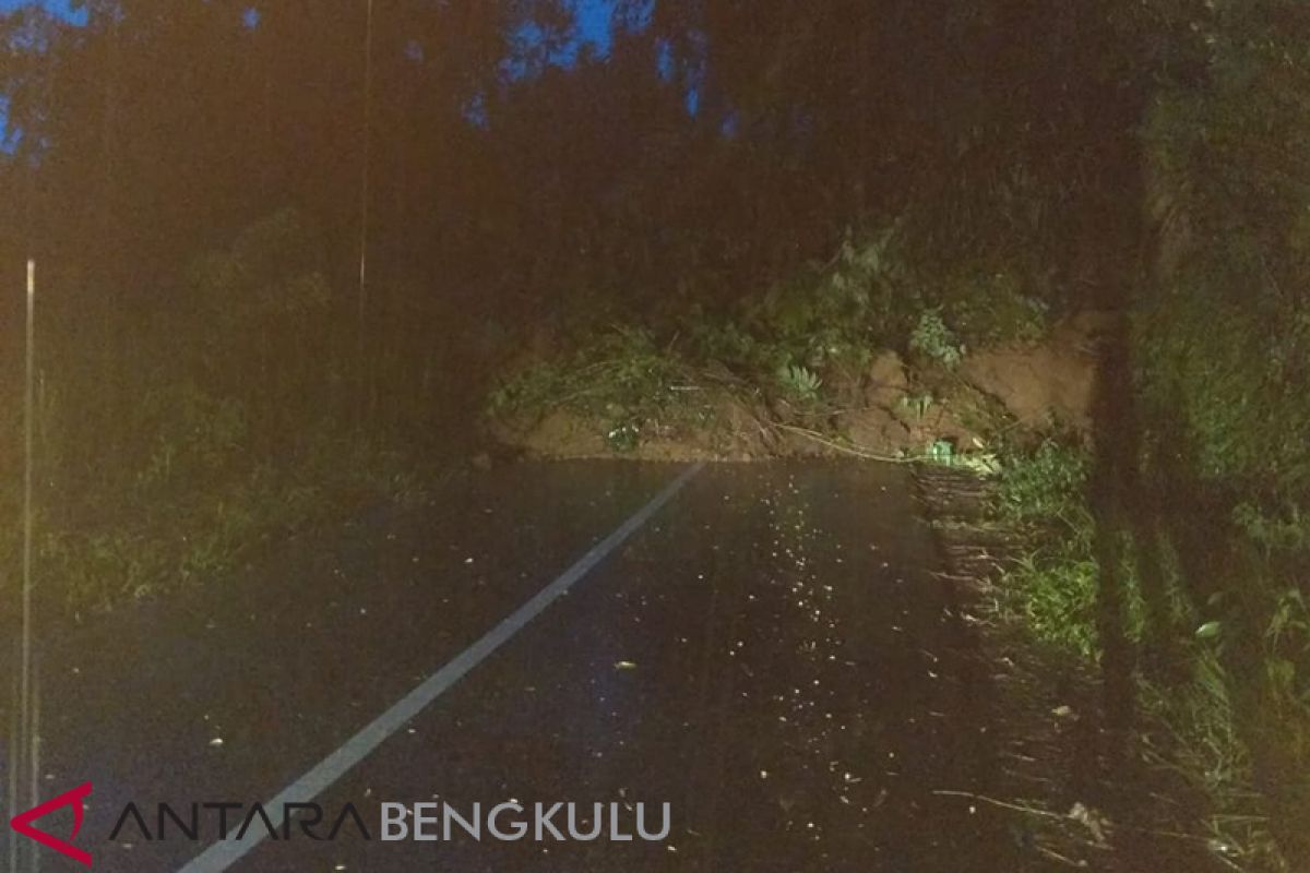 Longsor putuskan jalan provinsi di Rejang Lebong