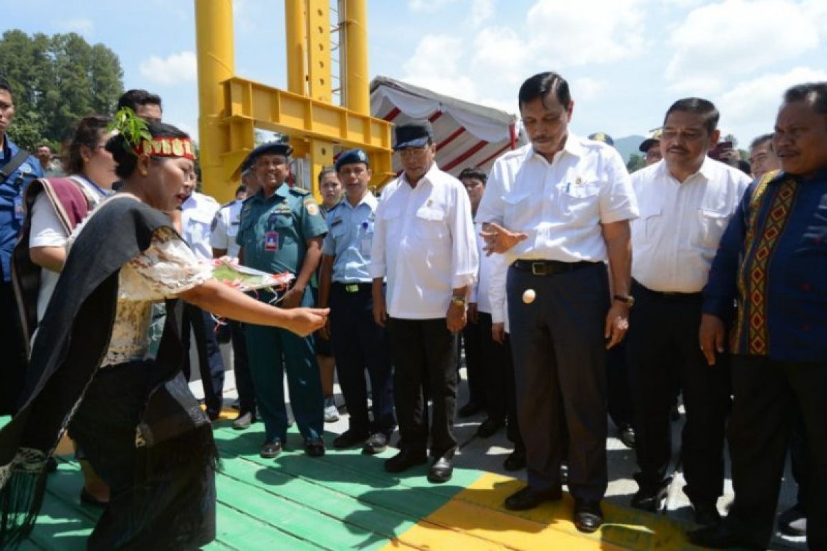 Menko Kemaritiman resmikan Kapal Roro Ihan Batak di Pelabuhan Ajibata