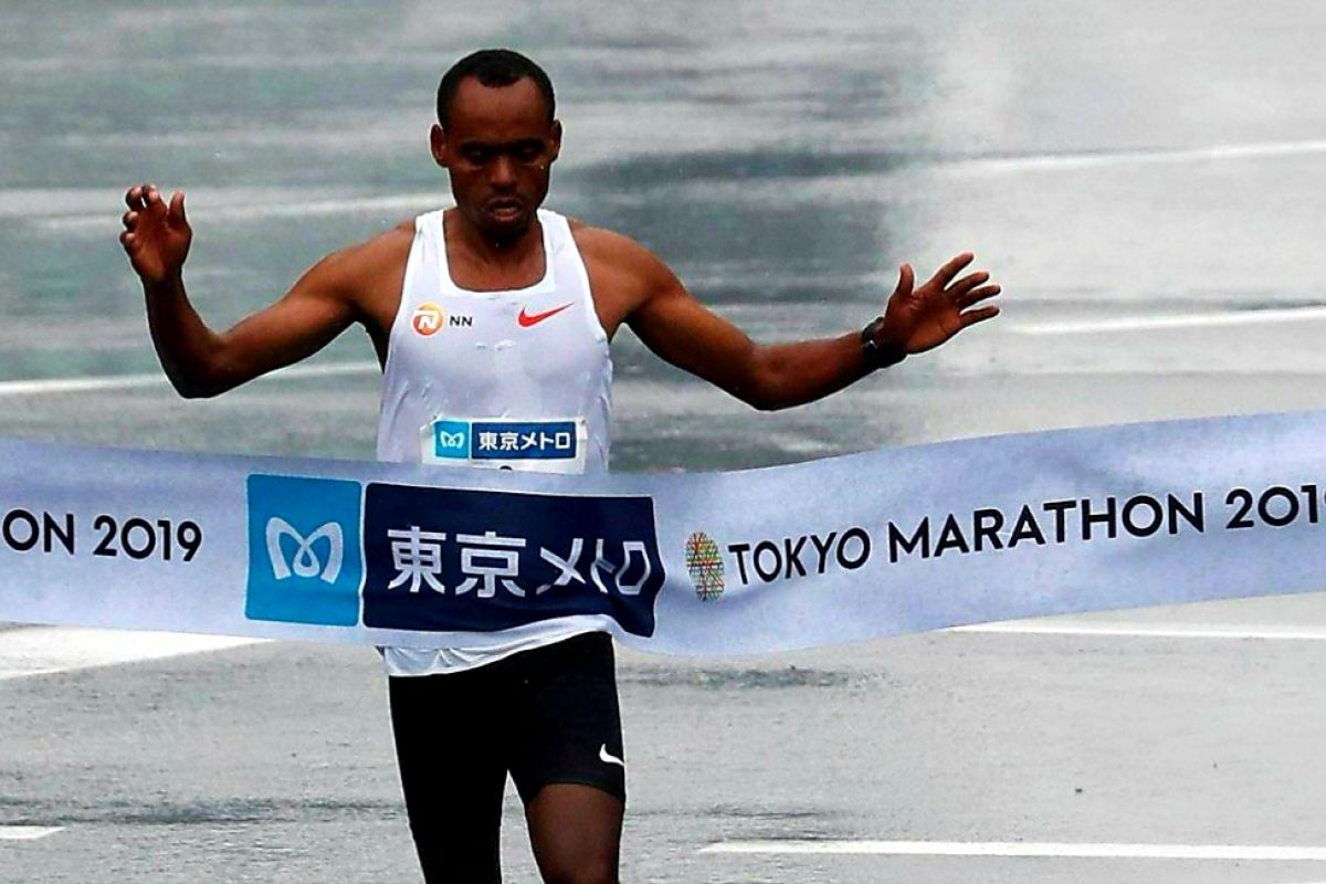 Diwarnai hujan lebat, Legese juara Tokyo Marathon