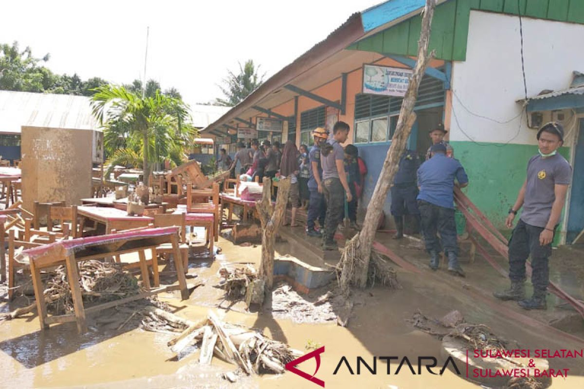 murid SD Sama belajar di tenda darurat