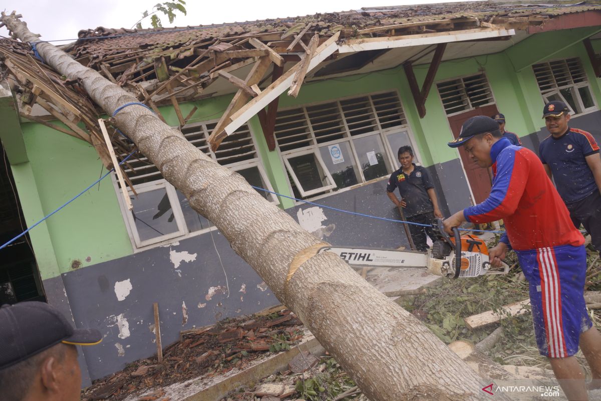 Pemkab Tulungagung salurkan material untuk korban angin kencang