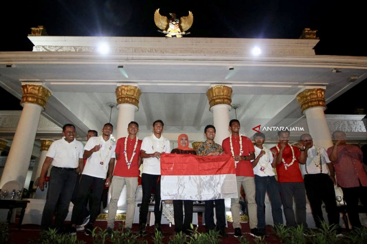 Prestasi Timnas U-22  itu menginspirasi Khofifah-Emil bangun 