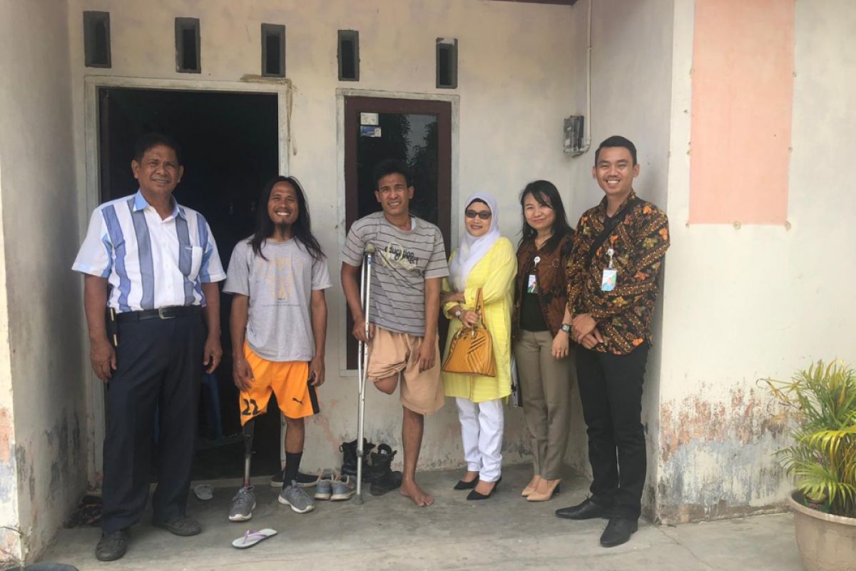 Gusrizal akhirnya tersenyum setelah memiliki kaki palsu