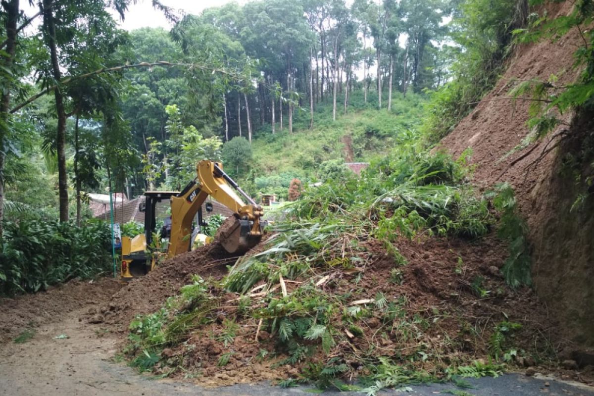 BPBD Trenggalek kerahkan alat berat normalisasi dampak longsor