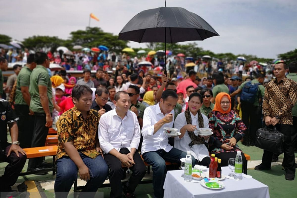 Presiden Jokowi makan bakso bersama warga di Bekasi