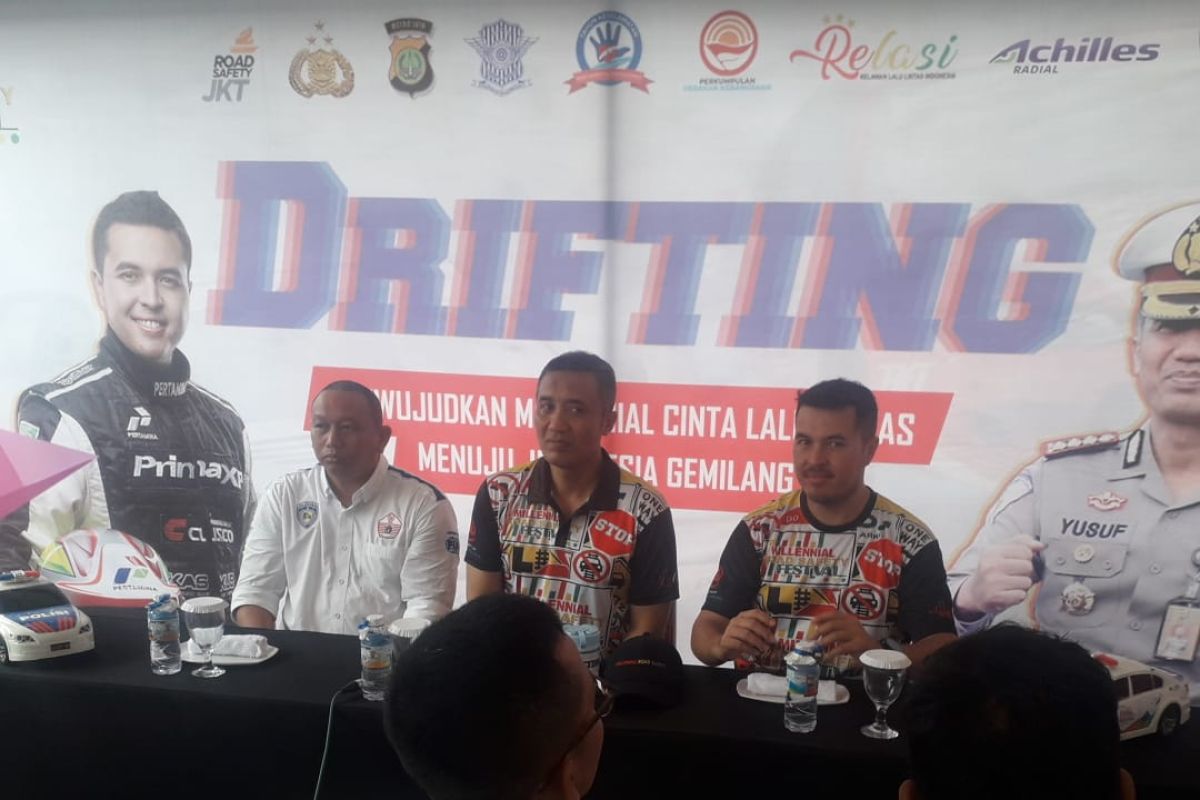 Rifat Sungkar ajarkan "drifting" di Millenial Road Safety Festival 2019