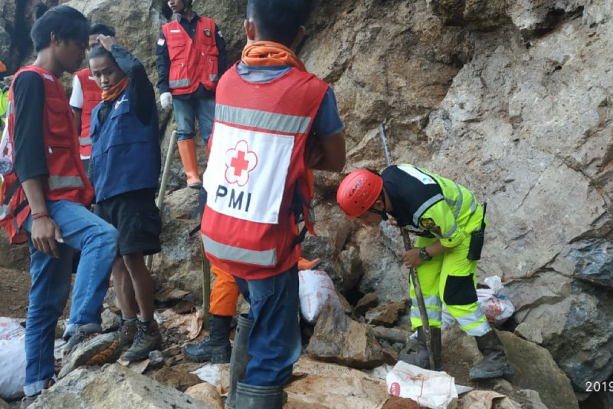 Evakuasi korban tertimbun longsor "peti"  Desa Bakan dilanjutkan