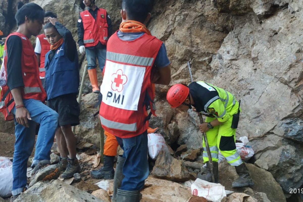 Ini jumlah orang selamat dari longsor penambangan emas PETI-Bakan