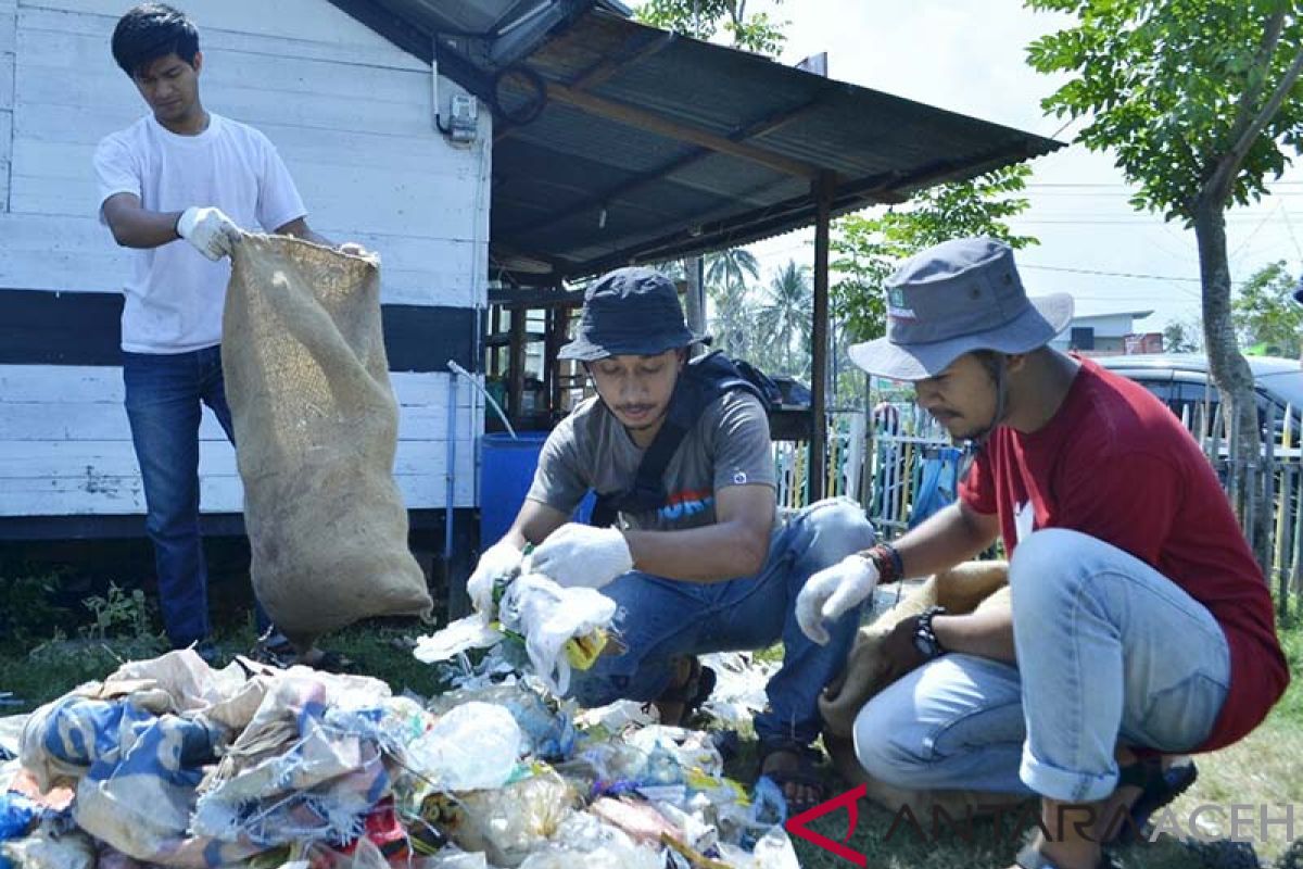 Sampah plastik dominasi pinggiran pantai wisata Ujong Blang