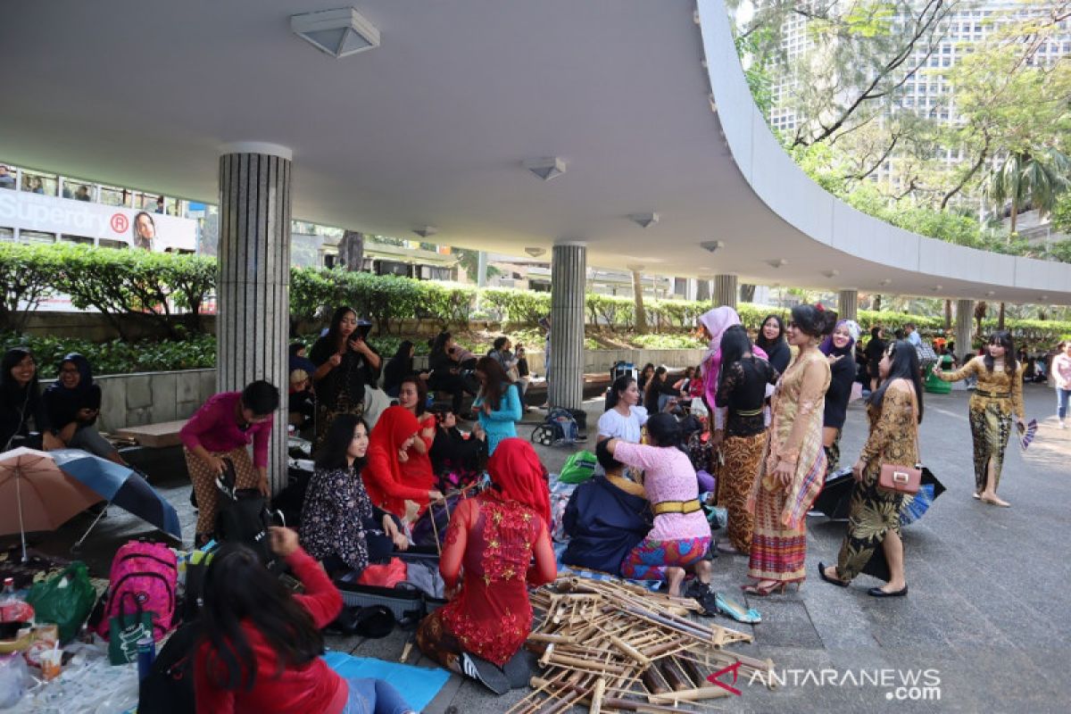 TKI pentaskan angklung di tengah komunitas pekerja Filipina