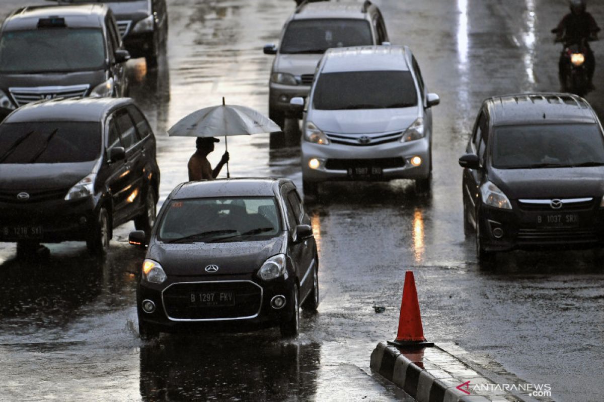 Sebagian Jakarta diguyur hujan pada Minggu