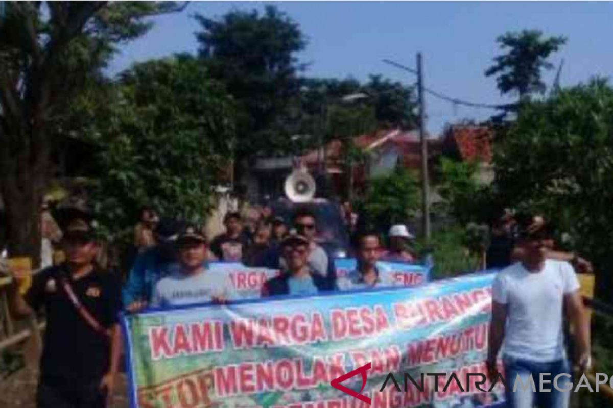 Ratusan warga Burangkeng Bekasi tutup TPA