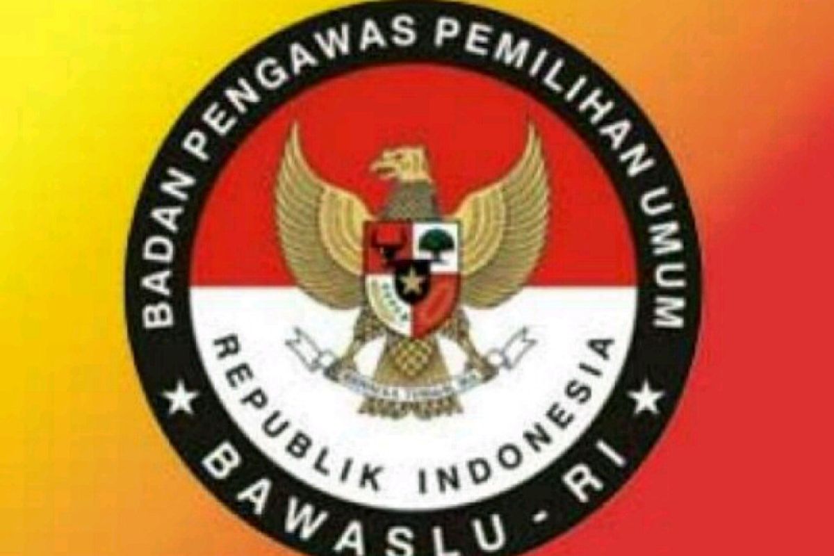 Bawaslu Simalungun tertibkan APK capres di pohon-pohon