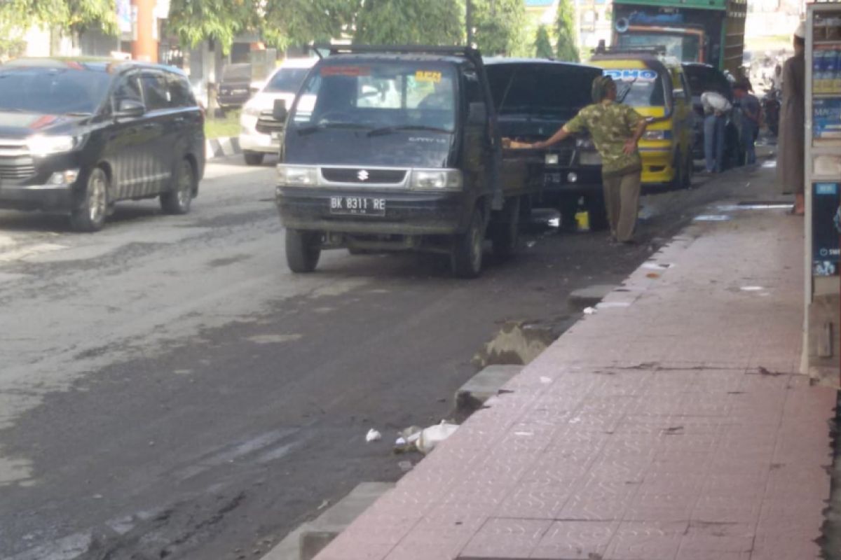 Warga minta Satpol PP  tertibkan bengkel mobil di Jalan Zainal Arifin Langkat