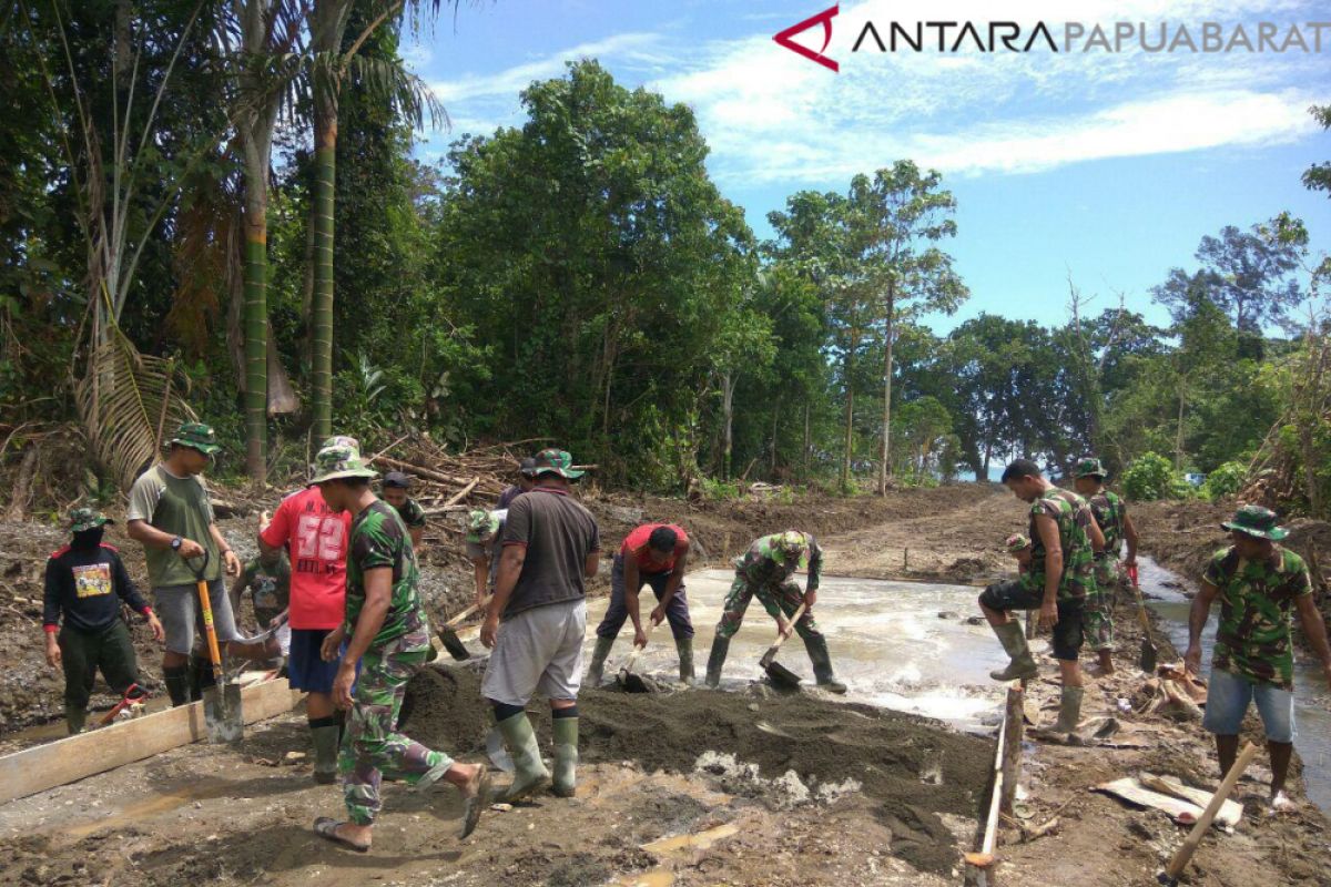 TNI dan warga berjibaku bangun jalan dan rumah di Kampung Ukopti Manokwari