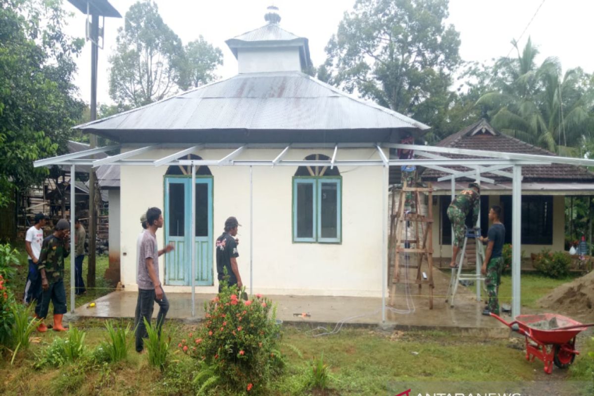 TNI soldiers and residents repair mushalla