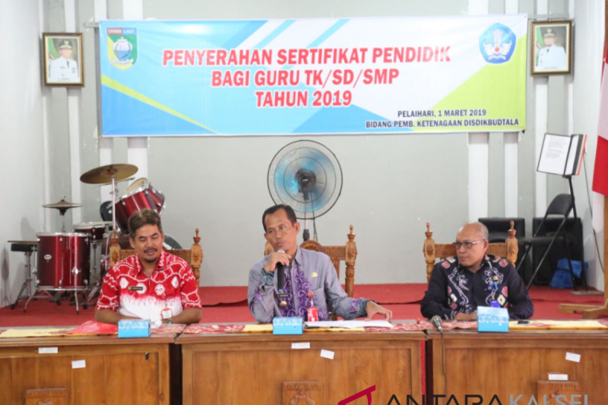 Bupati bagikan sertifikasi guru