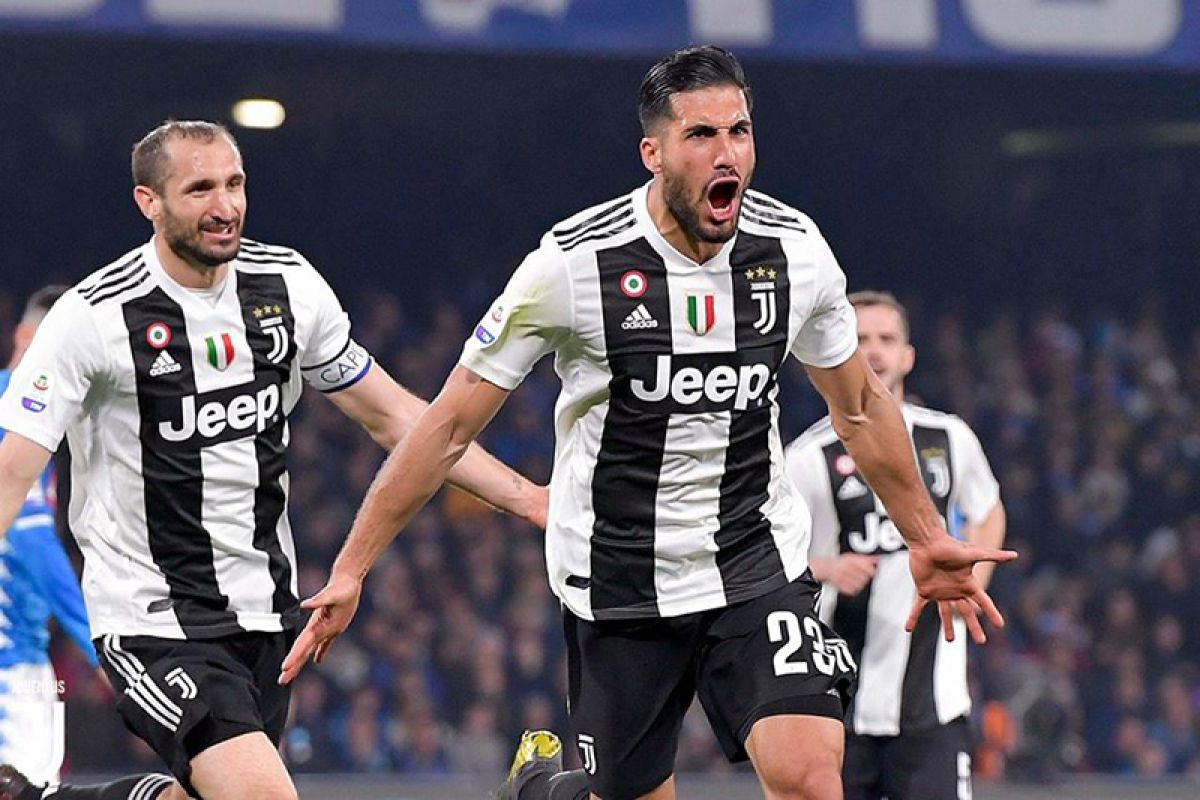 Kemanangan Juventus di markas Napoli diwarnai dengan hujan kartu
