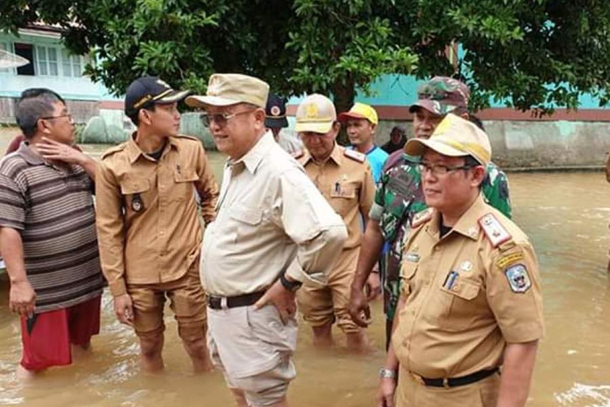 Bupati Sarolangun kunjungi korban  banjir dan serahkan bantuan