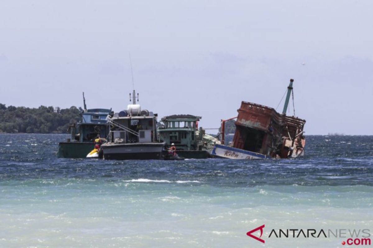 Lanal tenggelamkan tiga kapal Vietnam pencuri ikan