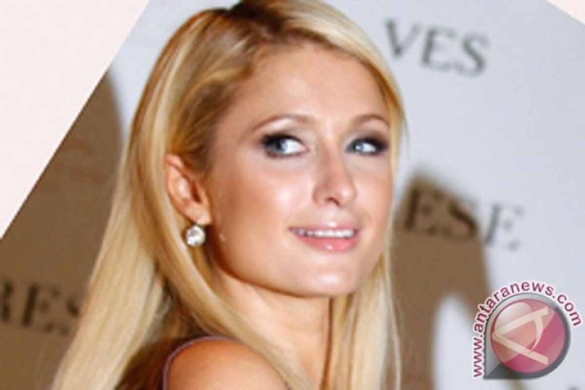 Syahrini dapat ucapan selamat dari Paris Hilton