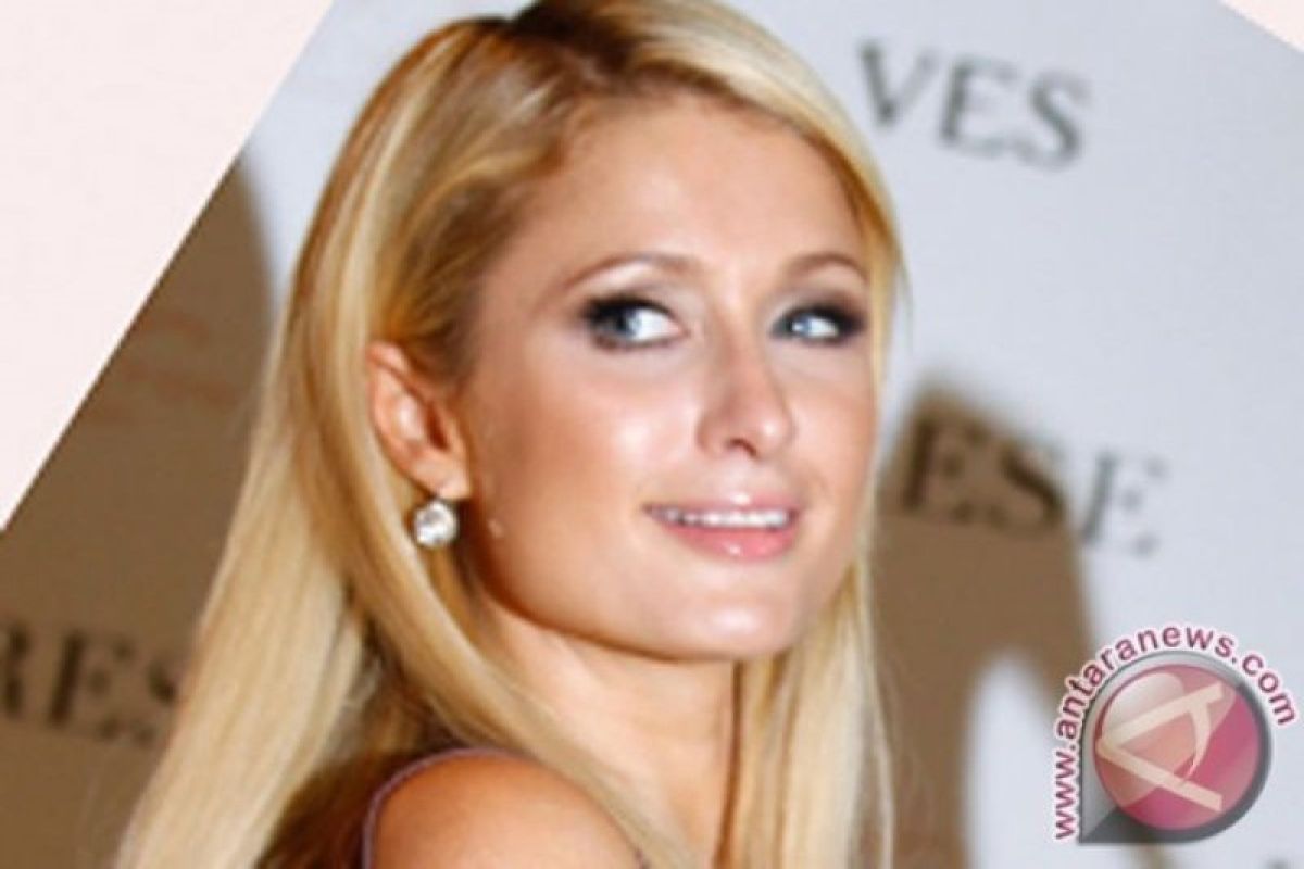 Syahrini dapat ucapan selamat dari Paris Hilton