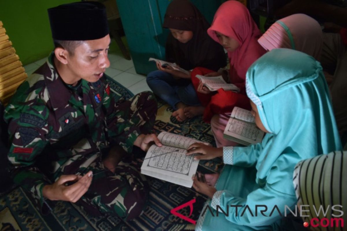 Anggota satgas TNI Membangun Desa jadi guru mengaji