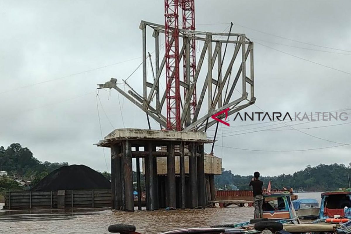 Tongkang batu bara serempet tongkang proyek jembatan di Muara Teweh