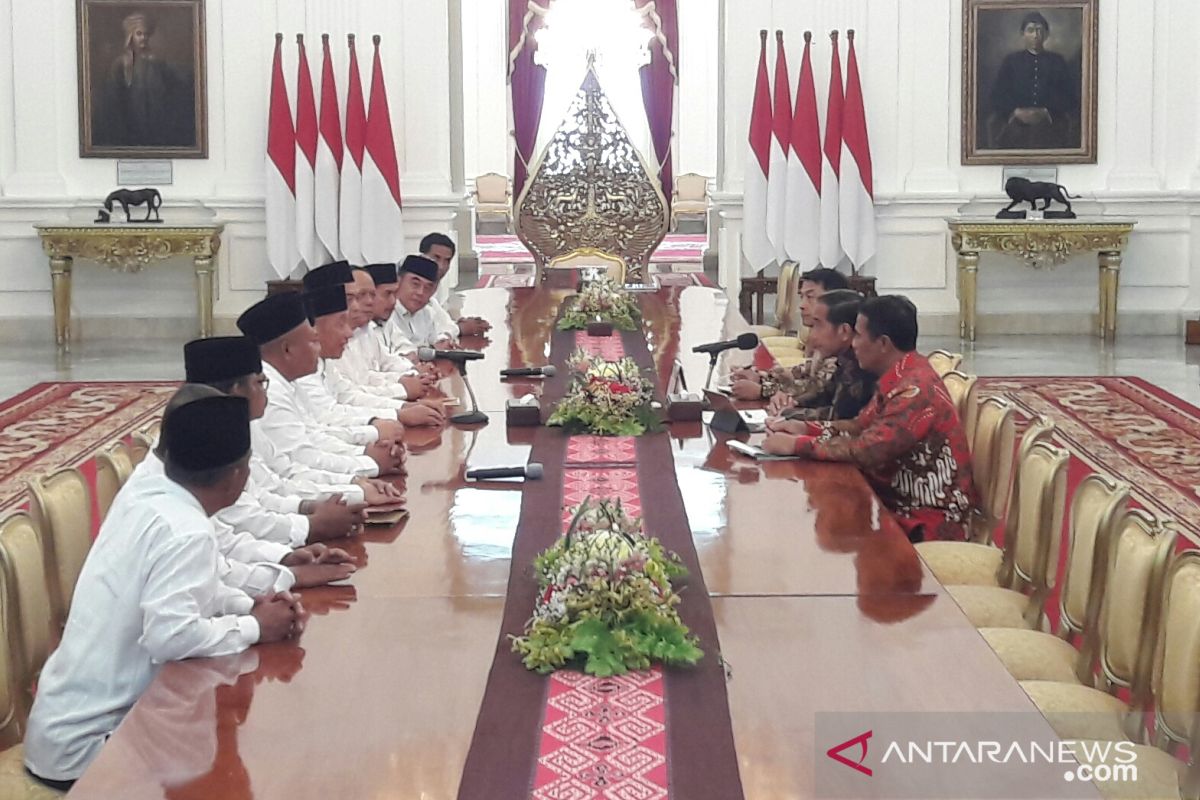 Jokowi receives sugarcane growers association