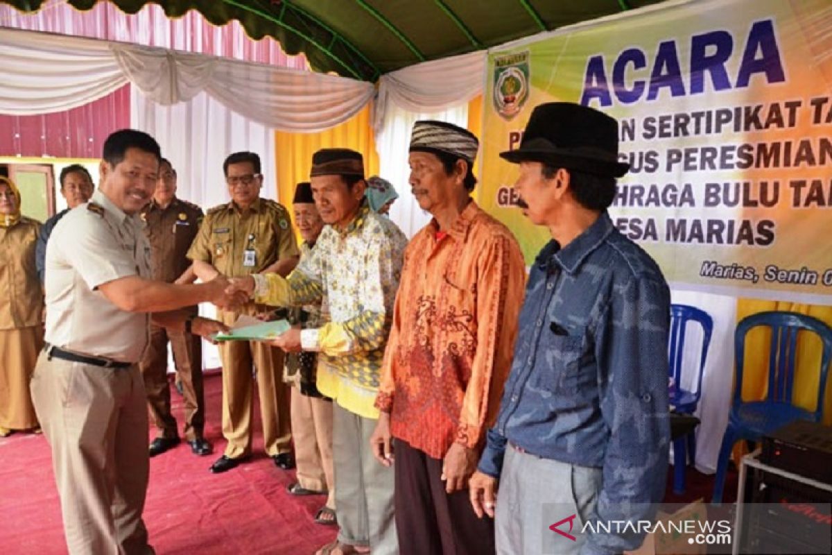 Ratusan warga Balangan terima sertifikat tanah