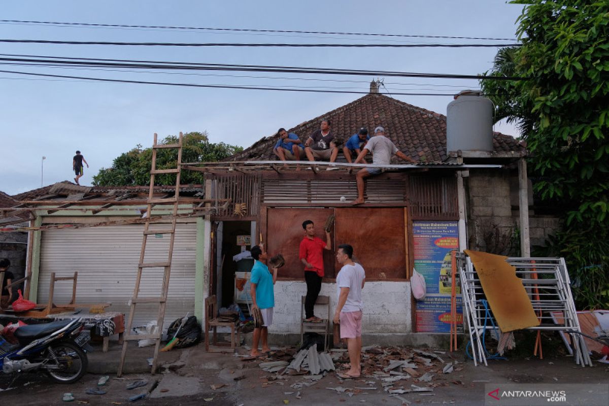 Akibat angin puting beliung, belasan rumah warga Jembrana-Bali rusak