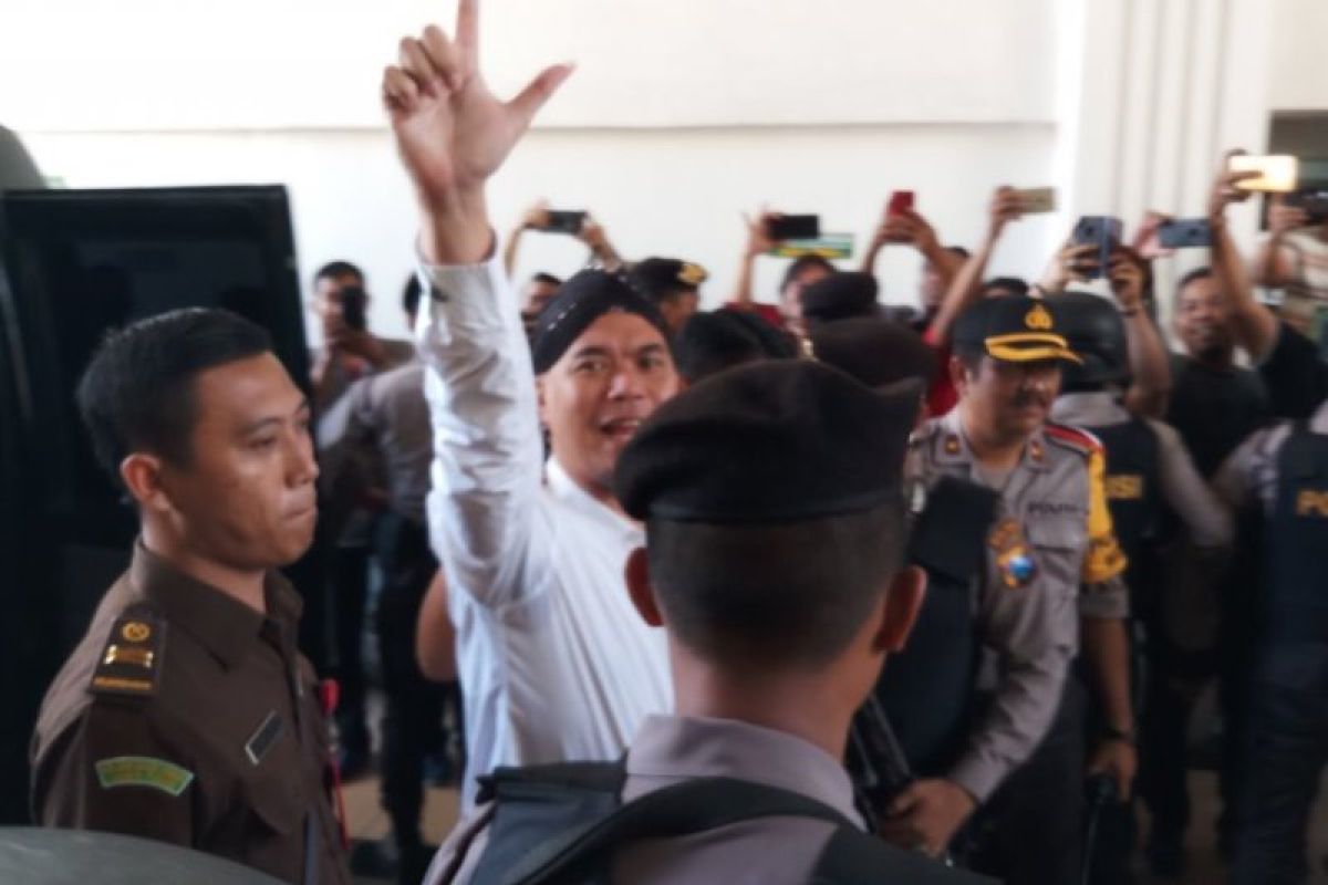 Ahmad Dhani teriak "Merdeka" saat datang di Pengadilan Negeri Surabaya