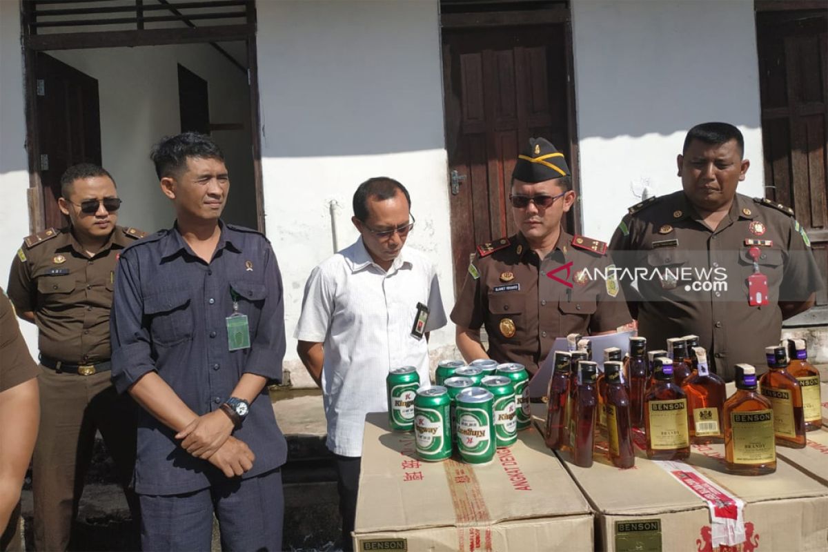 Pemusnahan riibuan botol miras Malaysia di Kejari Kapuas Hulu