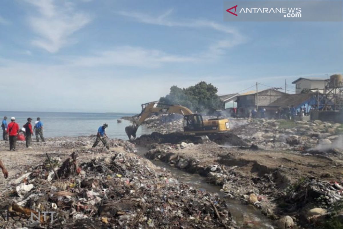 Ribuan kilogram sampah dibersihkan dari pantai di Kupang