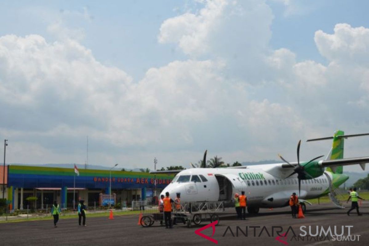 Masyarakat Tabagsel berharap pemerintah tingkatkan fasilitas Bandara Aek Godang