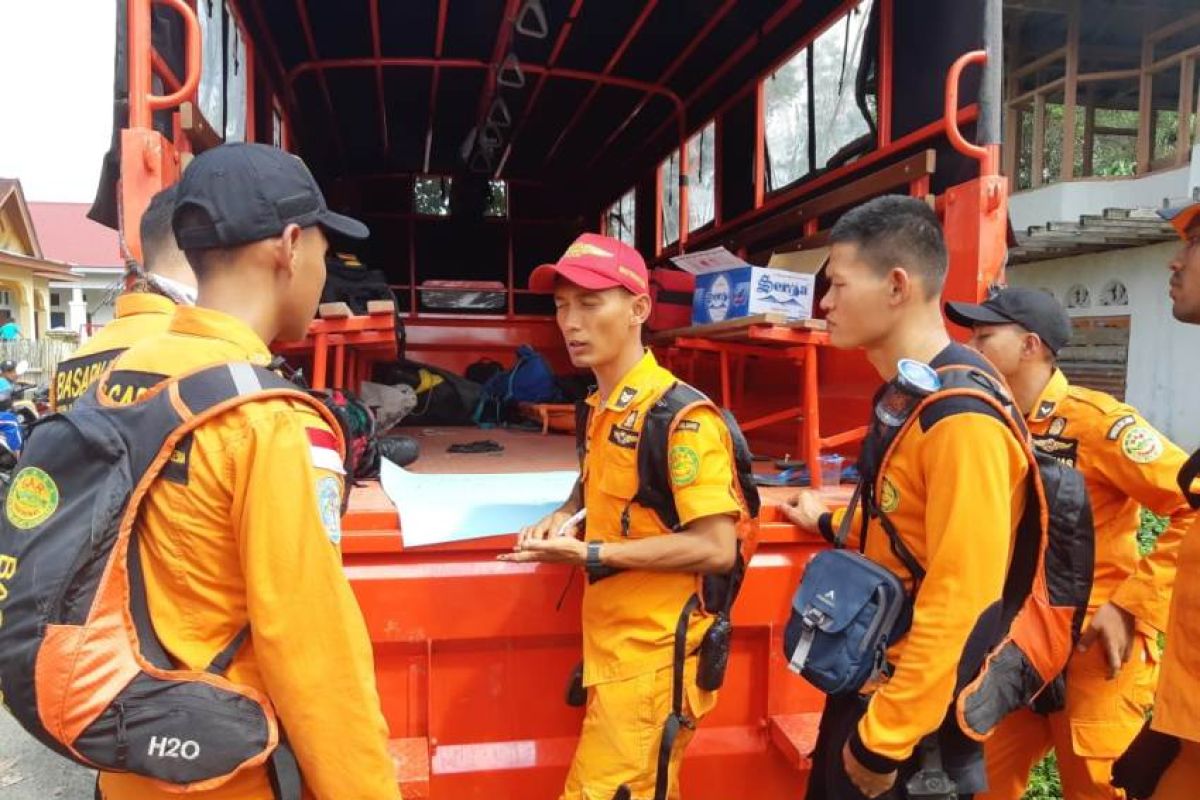 Tim Basarnas Jambi cari orang hilang di hutan danau Kerinci