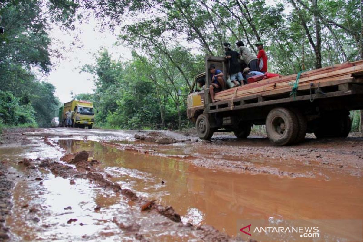 Jalan penghubung desa-desa di Musi Rawas rusak parah