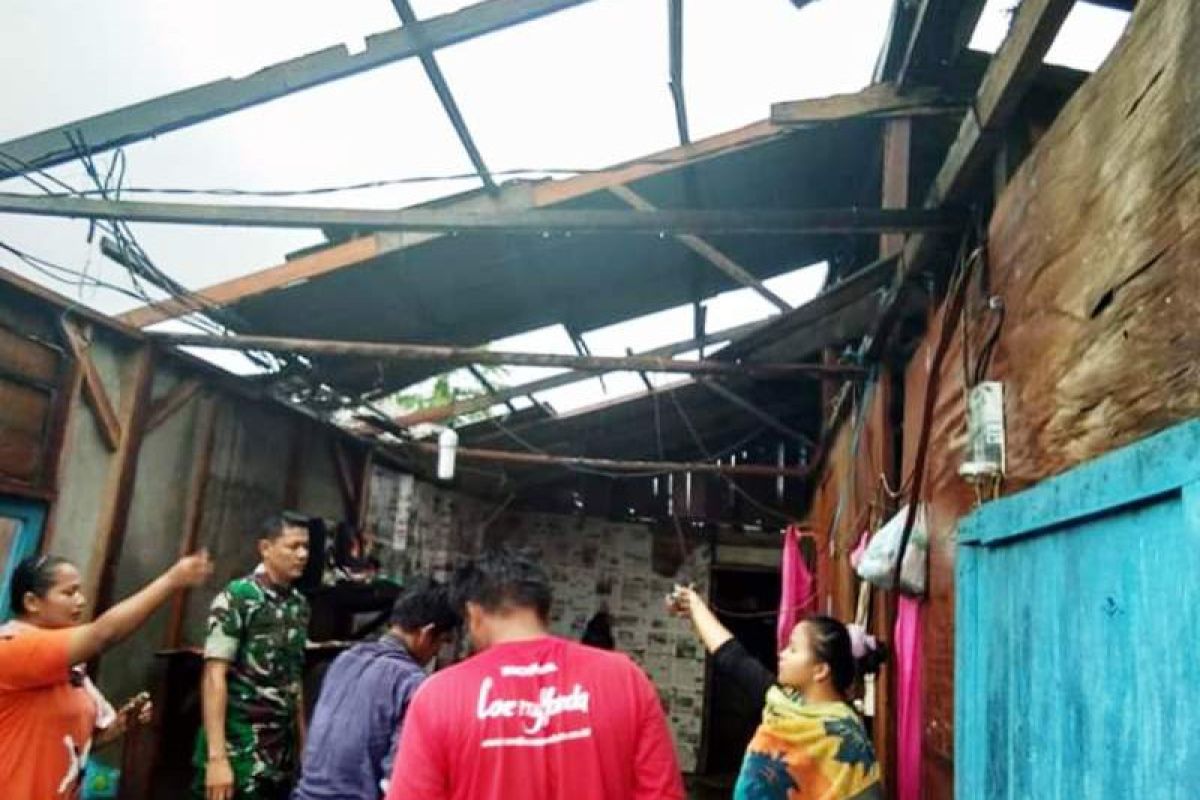 Puting beliung terjang delapan rumah di Padang Pariaman
